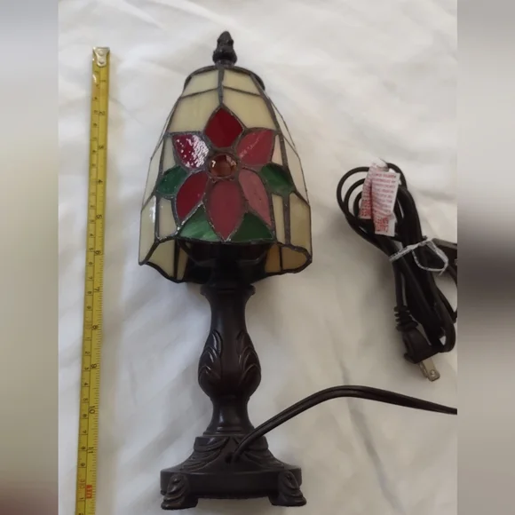 Stained glass poinsettia mini lamp💡 - Picture 7 of 9
